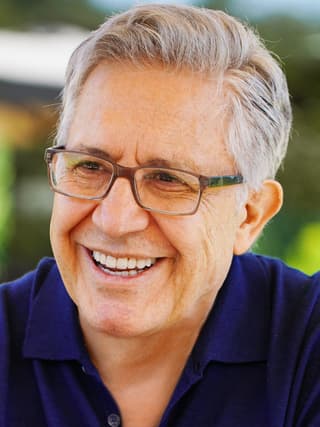 Zülfü Livaneli profil görseli